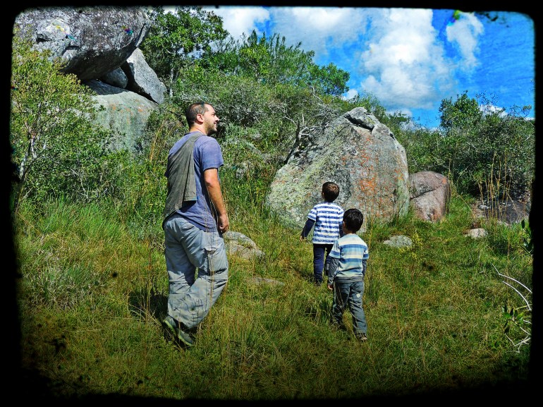 trío trías caminando