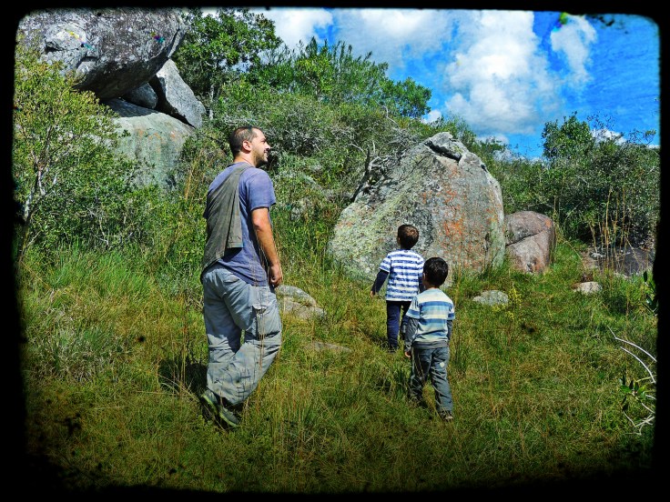 trío trías caminando